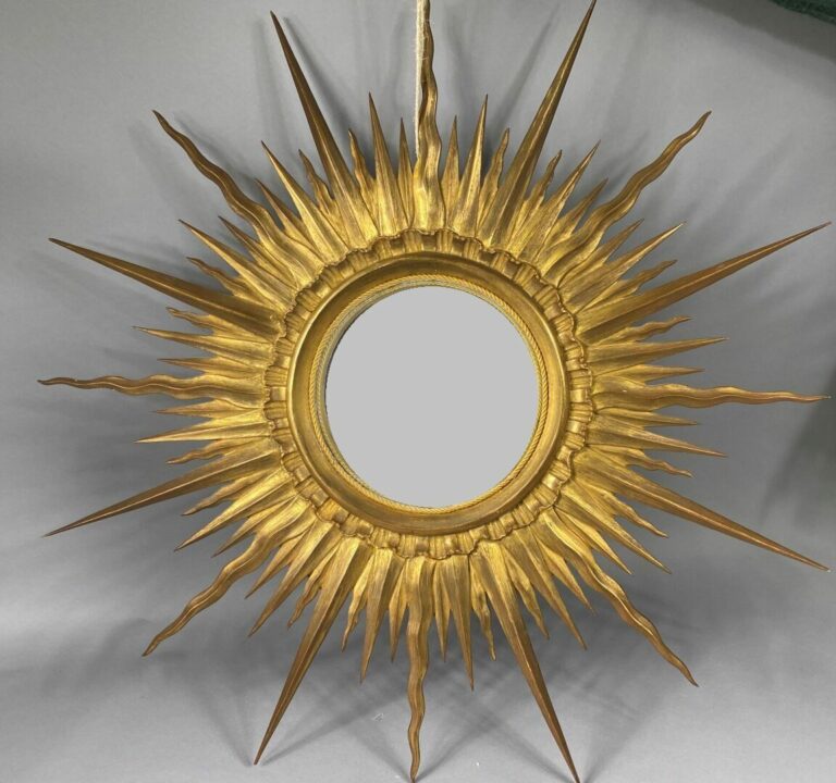 Miroir de forme soleil en bois et composition doré à décor rayonnant - Diam : 9…