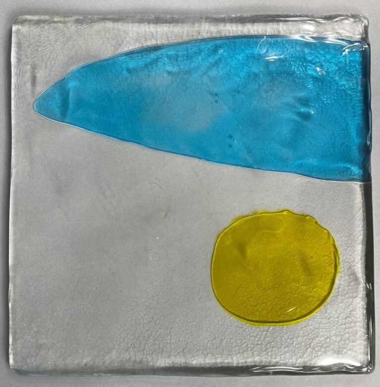 Ensemble de neuf plaques en verre moulé coloré pouvant s'assembler et former un…