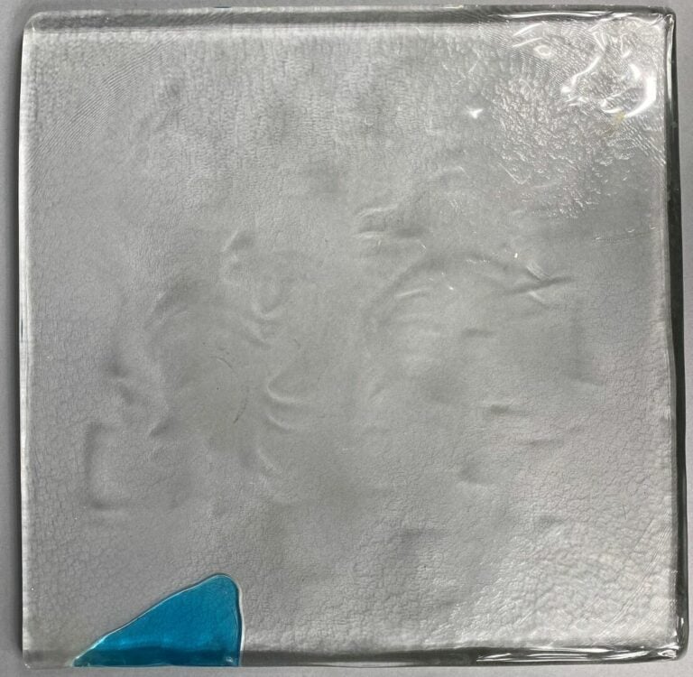 Ensemble de neuf plaques en verre moulé coloré pouvant s'assembler et former un…