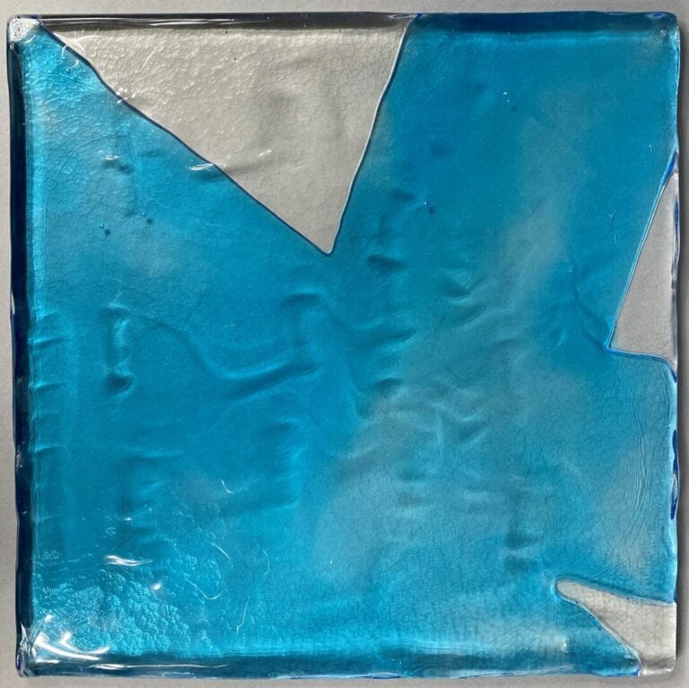 Ensemble de neuf plaques en verre moulé coloré pouvant s'assembler et former un…