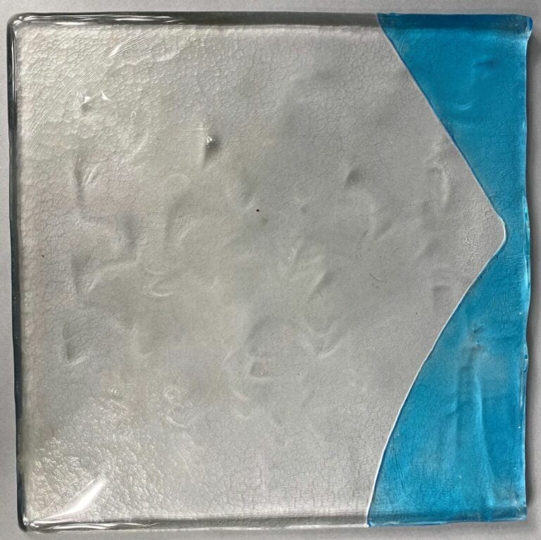 Ensemble de neuf plaques en verre moulé coloré pouvant s'assembler et former un…