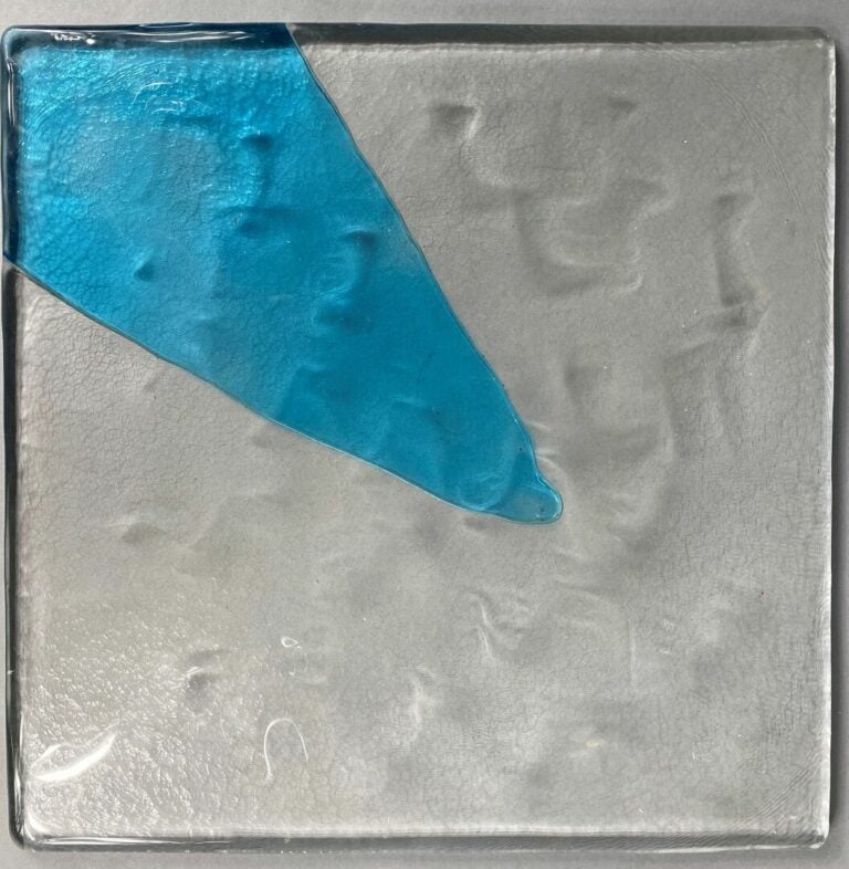 Ensemble de neuf plaques en verre moulé coloré pouvant s'assembler et former un…