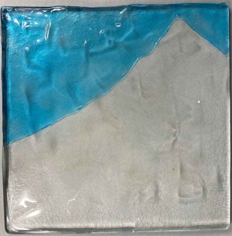 Ensemble de neuf plaques en verre moulé coloré pouvant s'assembler et former un…