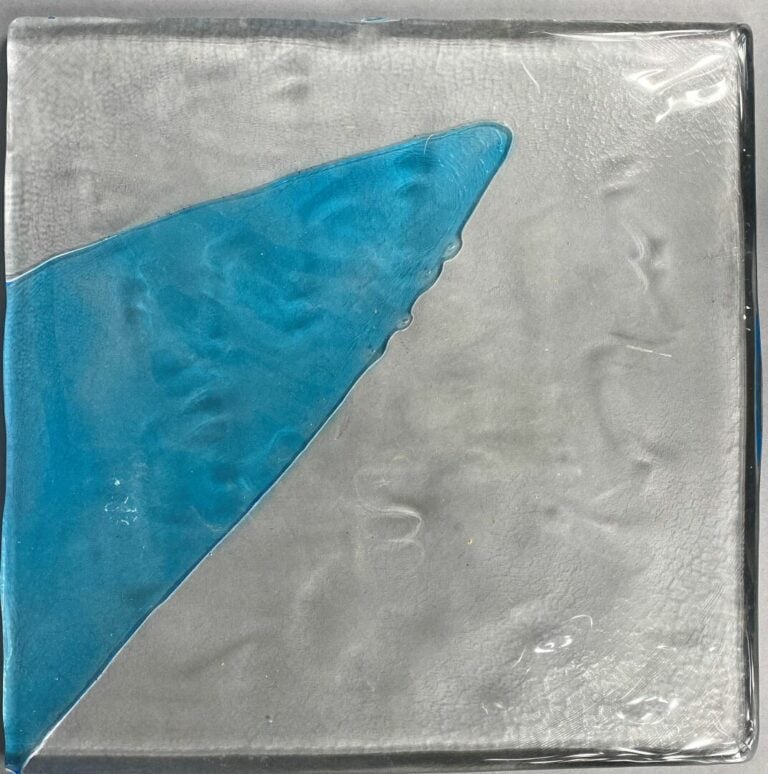 Ensemble de neuf plaques en verre moulé coloré pouvant s'assembler et former un…