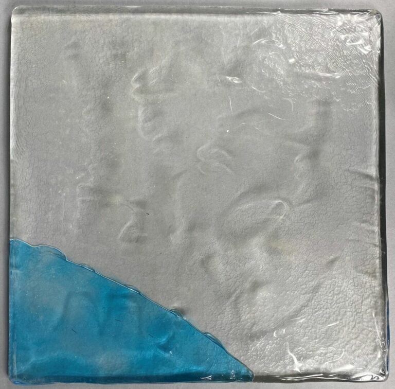 Ensemble de neuf plaques en verre moulé coloré pouvant s'assembler et former un…