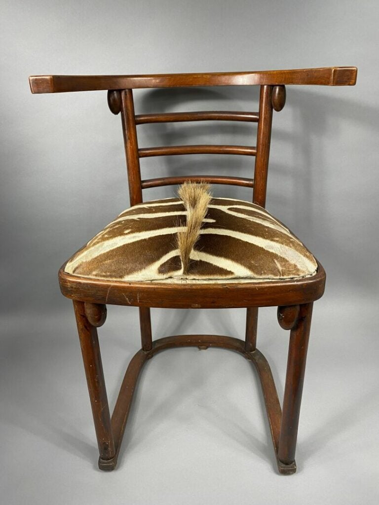 THONET et HAUFFMANN - Chaise en bois patiné à dossier enveloppant et barrettes,…