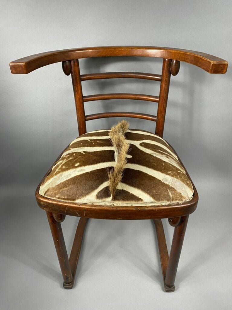 THONET et HAUFFMANN - Chaise en bois patiné à dossier enveloppant et barrettes,…
