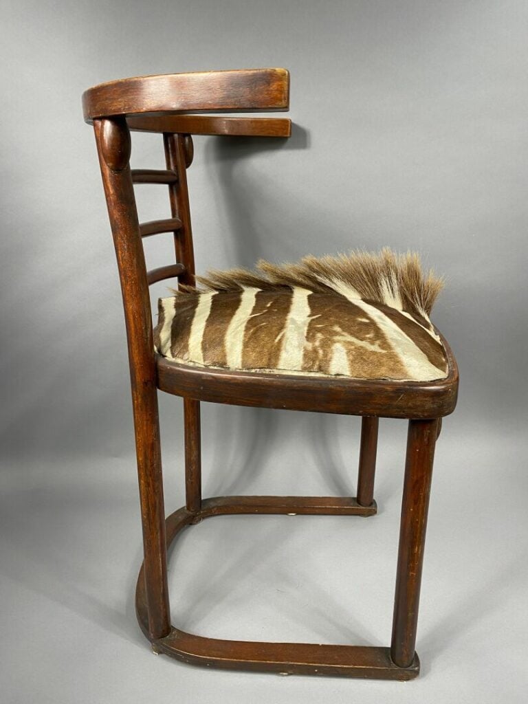 THONET et HAUFFMANN - Chaise en bois patiné à dossier enveloppant et barrettes,…