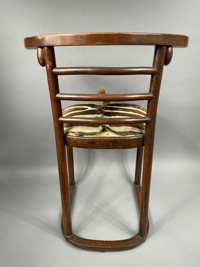 THONET et HAUFFMANN - Chaise en bois patiné à dossier enveloppant et barrettes,…