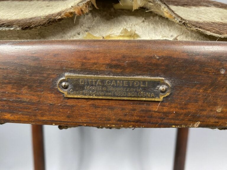 THONET et HAUFFMANN - Chaise en bois patiné à dossier enveloppant et barrettes,…