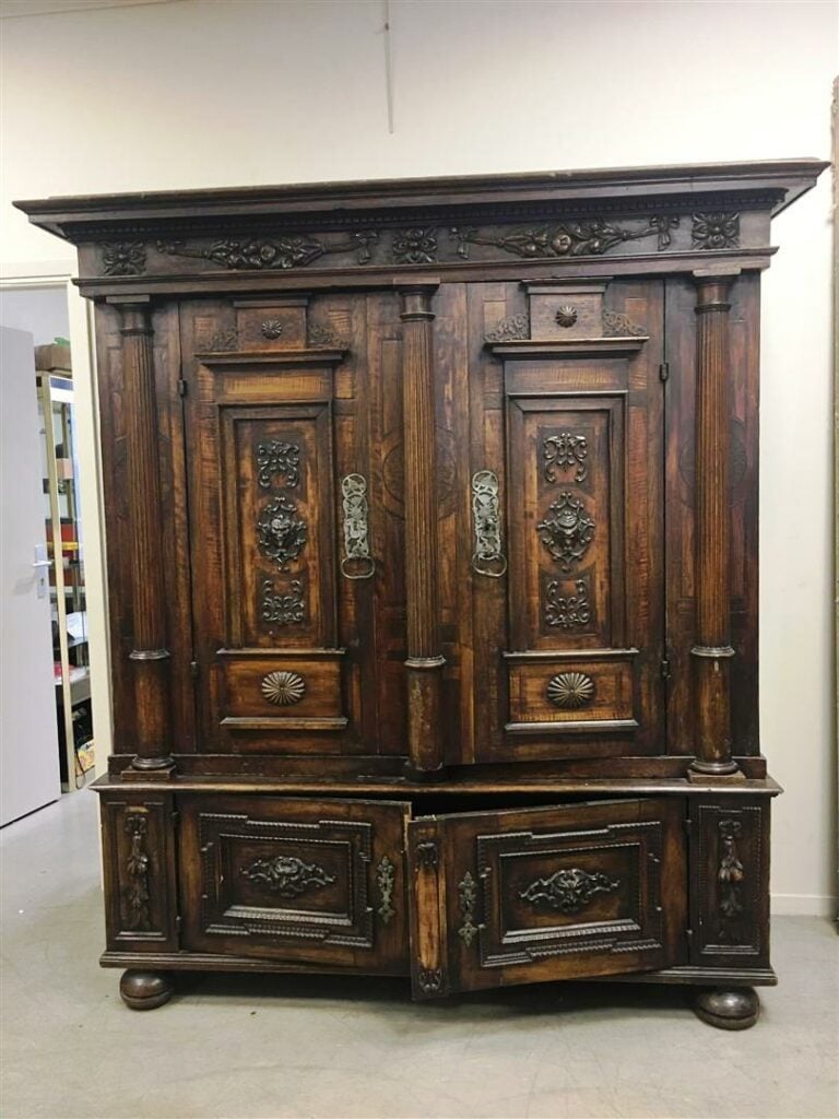 Armoire en chêne sculpté, ouvrant en façade et dans la base par deux portes à f…