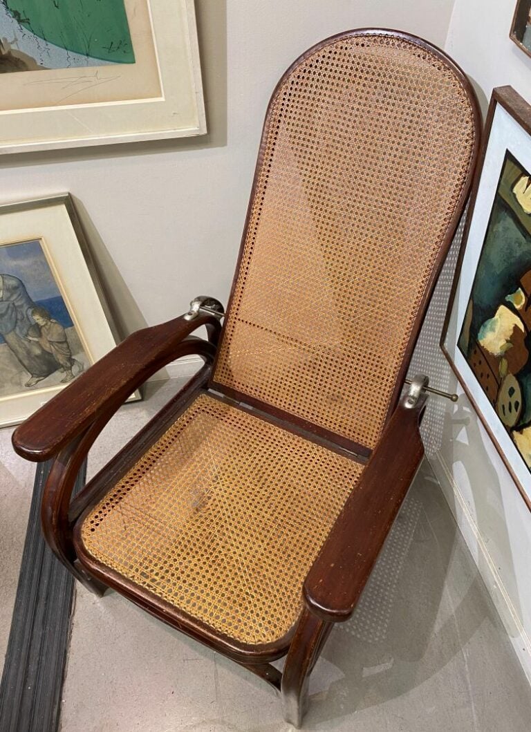 Fauteuil de type colonial en bois courbé, dossier et assise cannés réglables -…