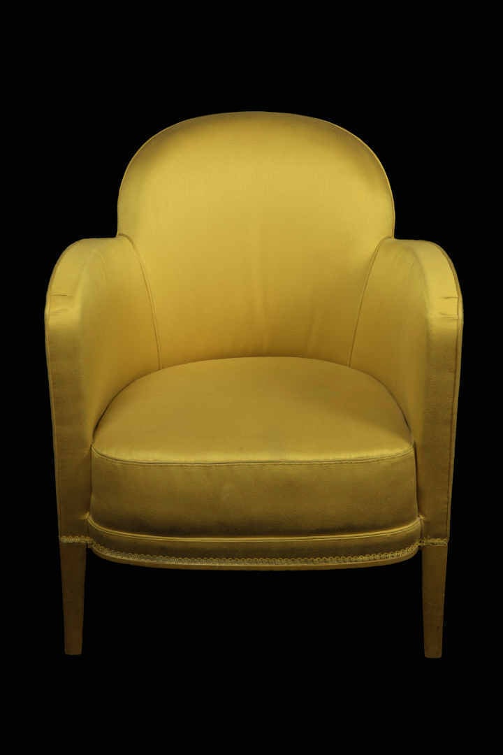 Paire de fauteuils à dossier cintré se prolongeant par des accotoirs pleins et…
