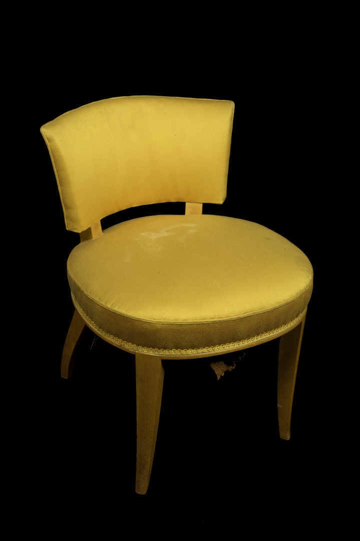 Paire de fauteuils à dossier cintré se prolongeant par des accotoirs pleins et…