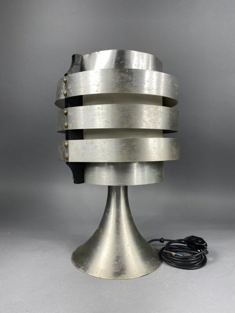Dans le goût de Max SAUZE - Lampe en aluminium brossé - H : 42 cm - (chocs, pet…