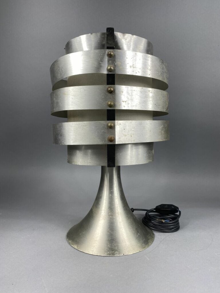 Dans le goût de Max SAUZE - Lampe en aluminium brossé - H : 42 cm - (chocs, pet…