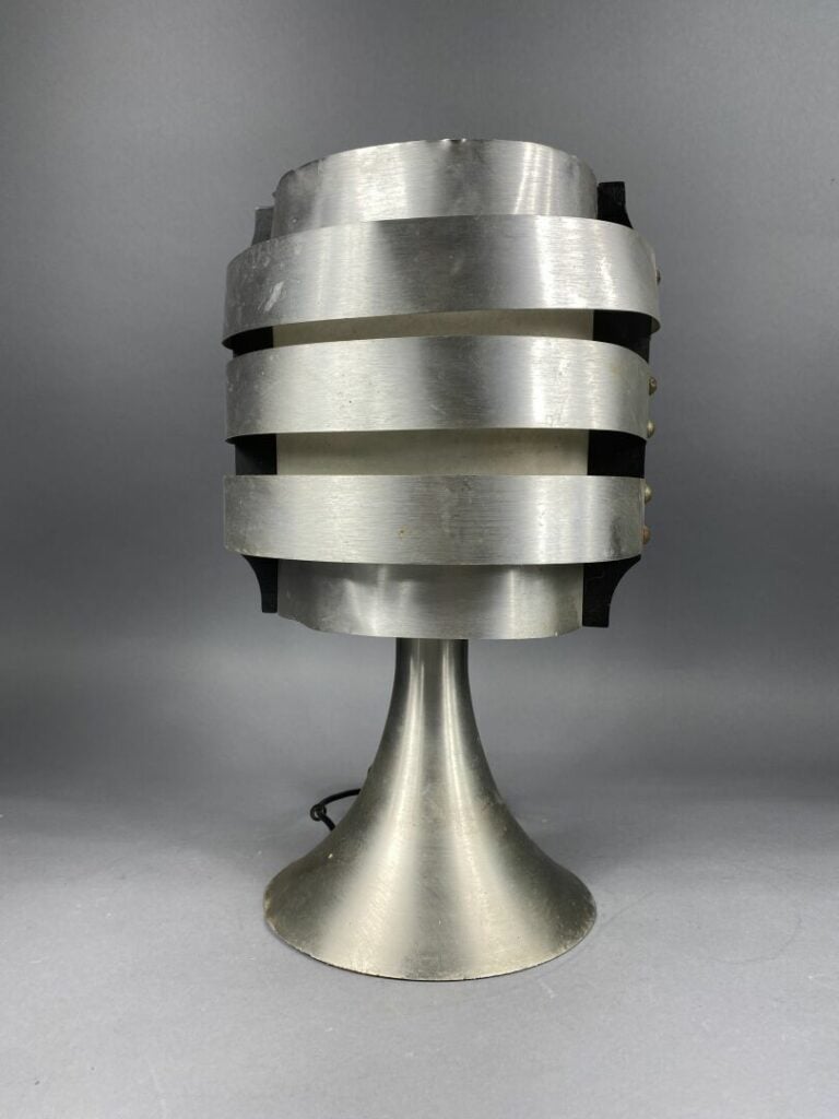Dans le goût de Max SAUZE - Lampe en aluminium brossé - H : 42 cm - (chocs, pet…