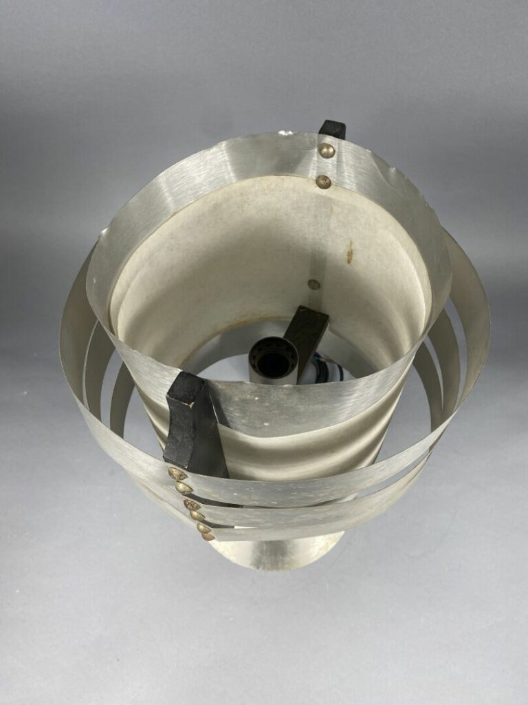Dans le goût de Max SAUZE - Lampe en aluminium brossé - H : 42 cm - (chocs, pet…