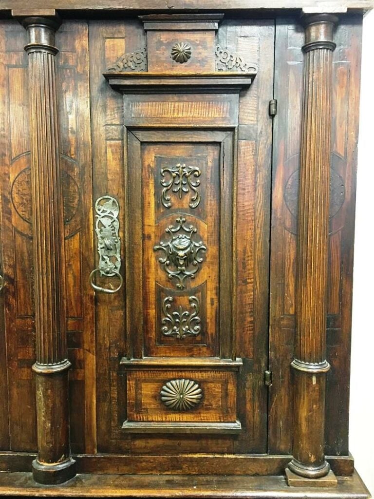 Armoire en chêne sculpté, ouvrant en façade et dans la base par deux portes à f…