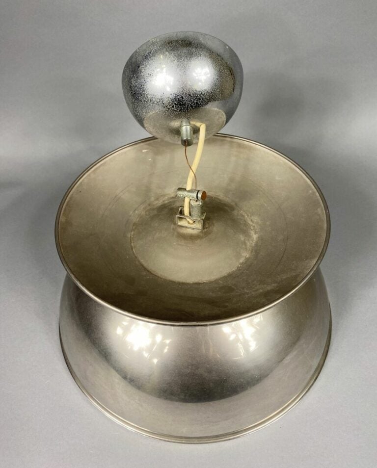 Harvey GUZZINI (XXe) - Lampe à suspension diabolo en métal chromé - Porte une é…