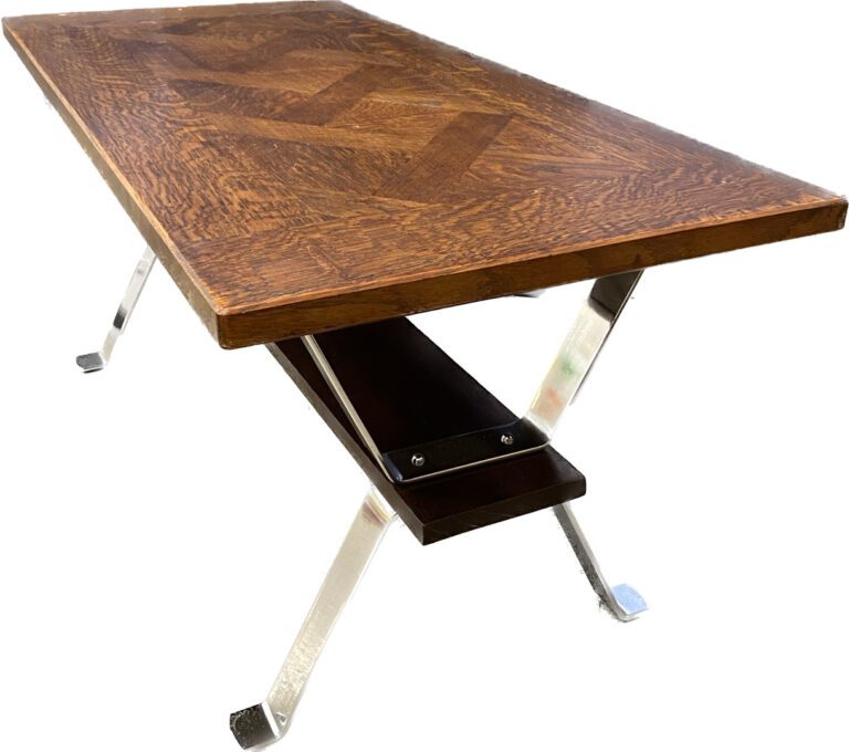 Table basse, le plateau en chêne à décor de chevrons et le piétement en métal c…