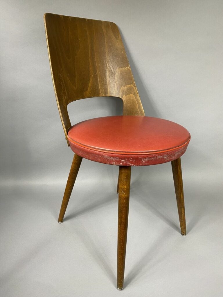 Travail XXe - Ensemble de deux chaises en bois naturel à dossier ajouré et assi…
