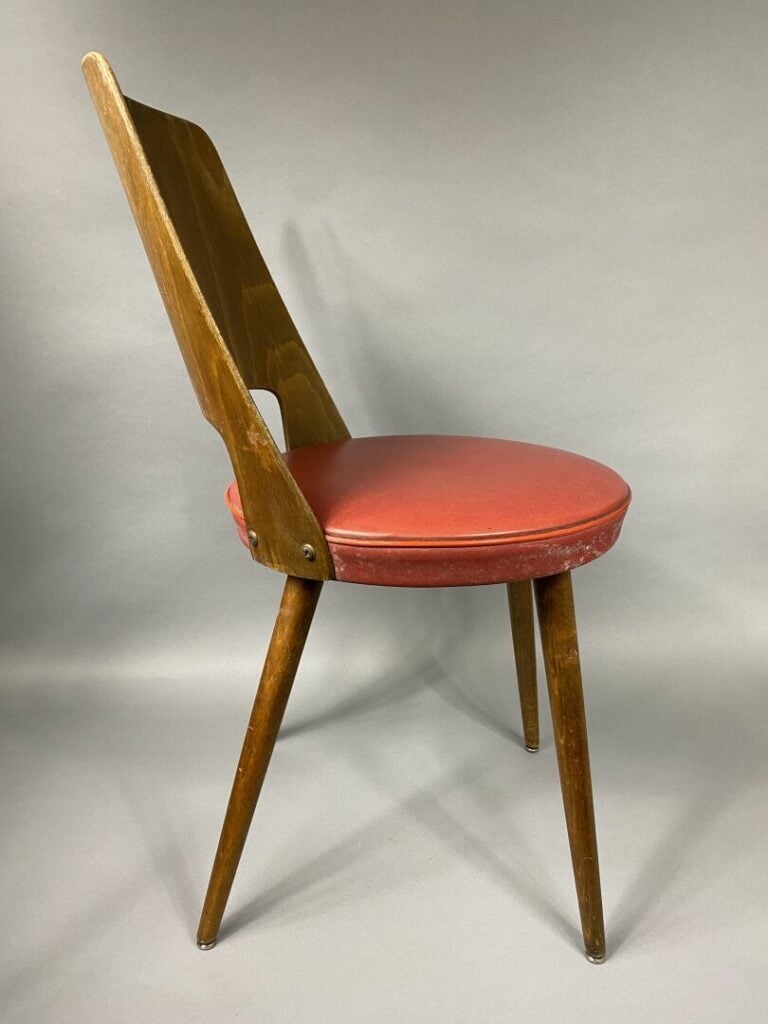 Travail XXe - Ensemble de deux chaises en bois naturel à dossier ajouré et assi…