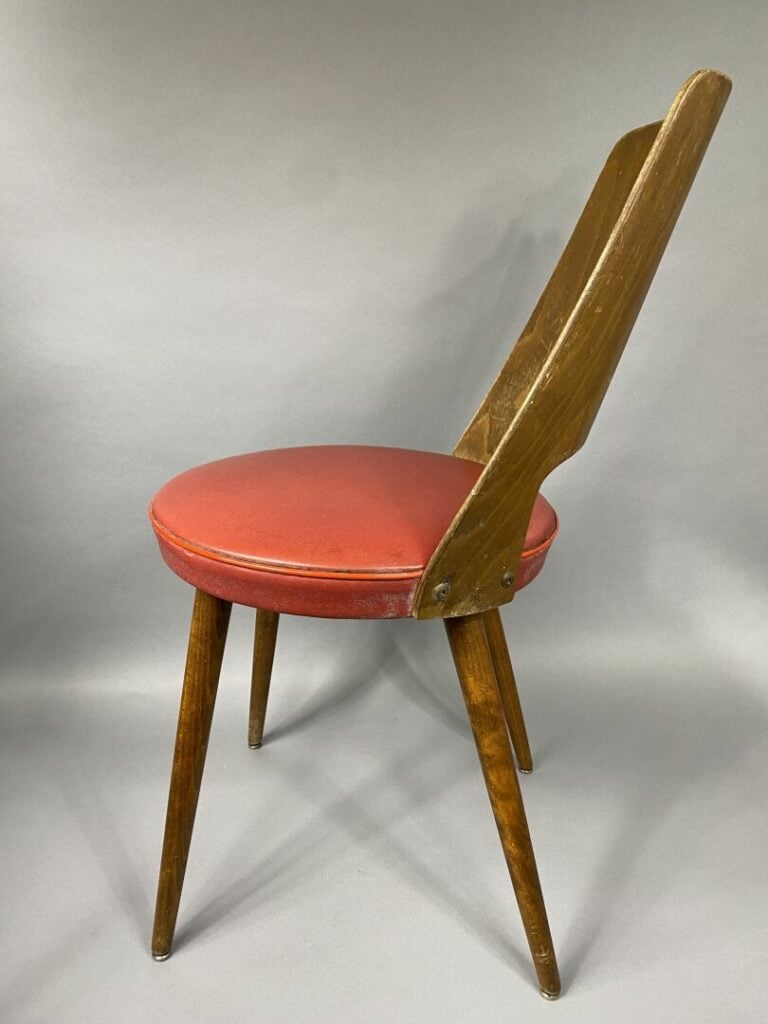 Travail XXe - Ensemble de deux chaises en bois naturel à dossier ajouré et assi…
