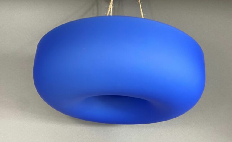 FONTANA ARTE, MURANO - Plafonnier modèle "Tropico" en verre sablé teinté bleu -…