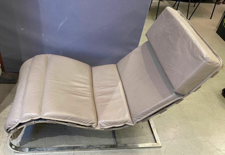 HOPPEN Kelly - Chaise longue à structure en métal chromé et garniture en cuir g…