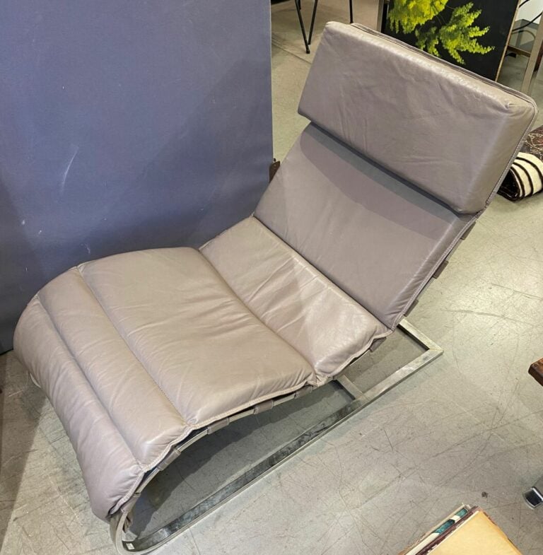 HOPPEN Kelly - Chaise longue à structure en métal chromé et garniture en cuir g…