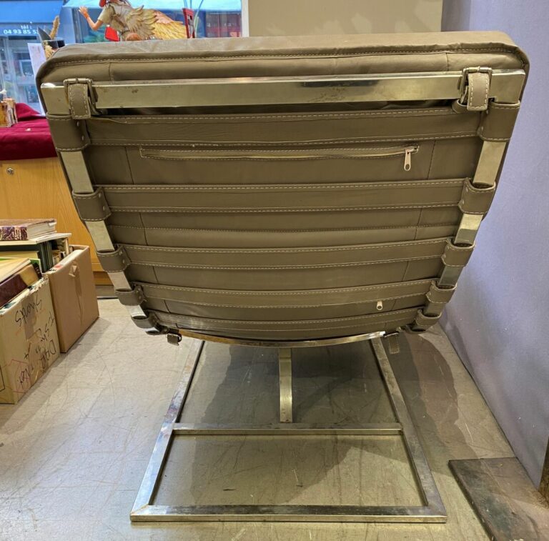 HOPPEN Kelly - Chaise longue à structure en métal chromé et garniture en cuir g…