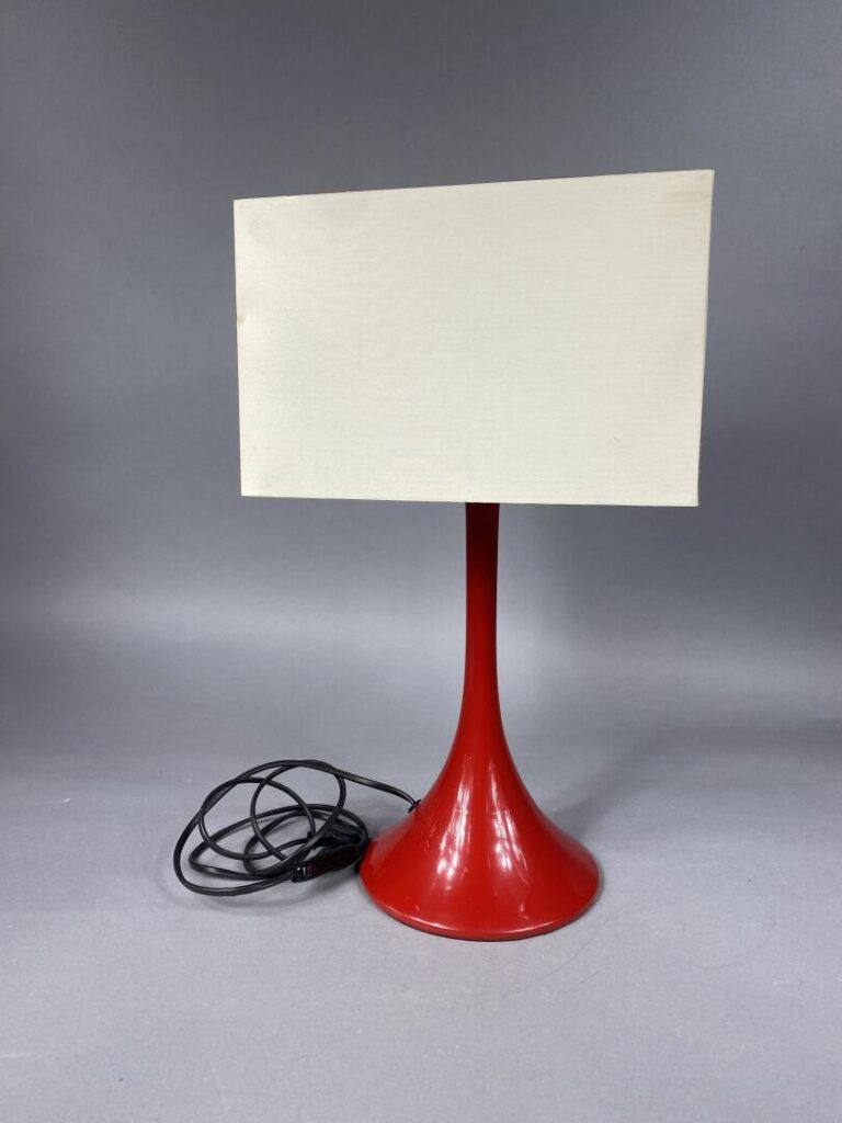 Lampe à poser en composition laquée rouge posant sur un fût de forme tulipe - H…