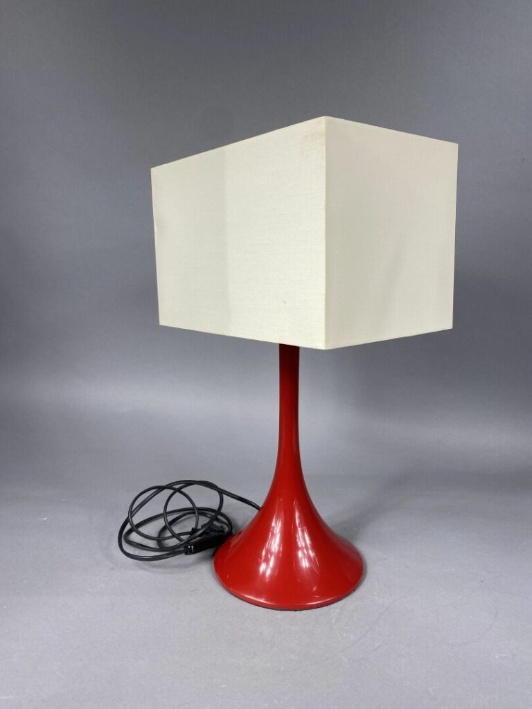 Lampe à poser en composition laquée rouge posant sur un fût de forme tulipe - H…