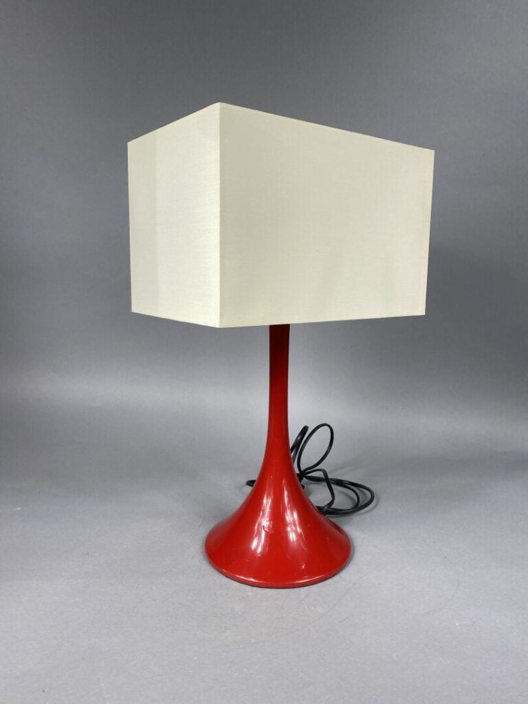 Lampe à poser en composition laquée rouge posant sur un fût de forme tulipe - H…