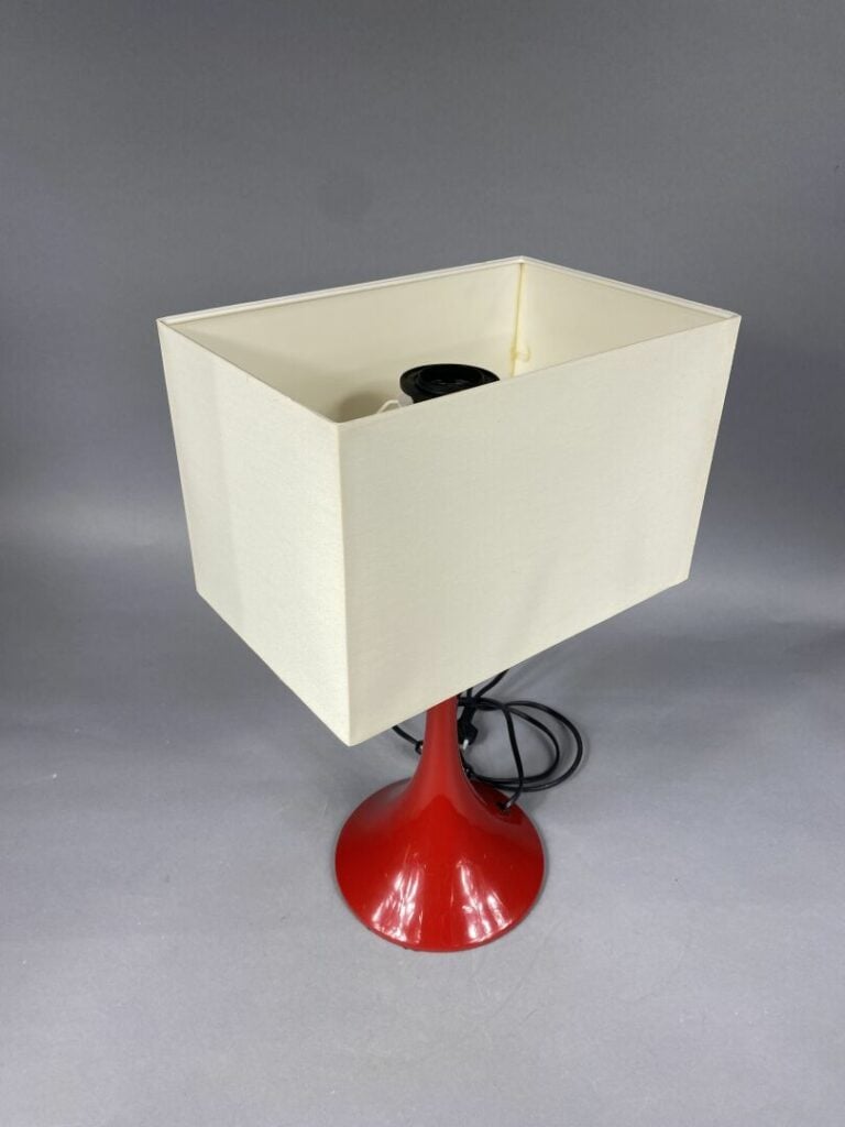 Lampe à poser en composition laquée rouge posant sur un fût de forme tulipe - H…