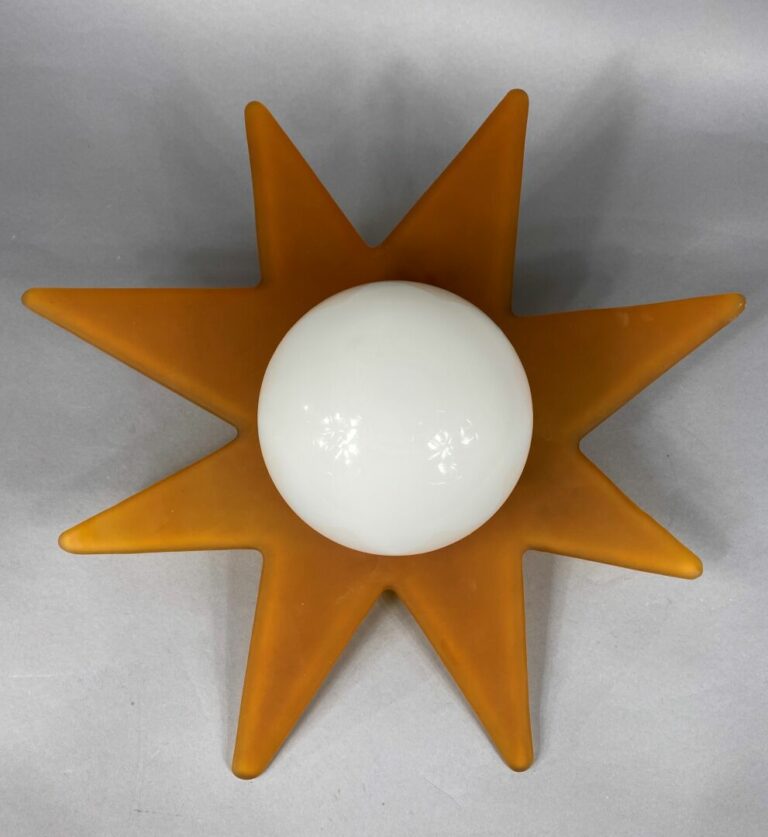 MURANO - Plafonnier figurant un soleil en verre opalin blanc et orange - Diam :…