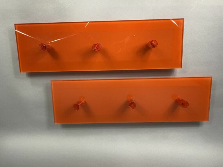 Paire d'appliques de forme rectangulaire à trois lumières en verre teinté orang…