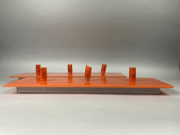 Paire d'appliques de forme rectangulaire à trois lumières en verre teinté orang…