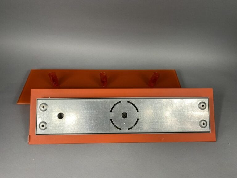 Paire d'appliques de forme rectangulaire à trois lumières en verre teinté orang…
