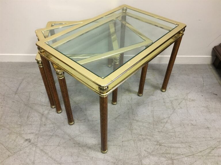 Maison ORSENIGO. - Trois tables gigogne à structure en laiton et à l'imitation…