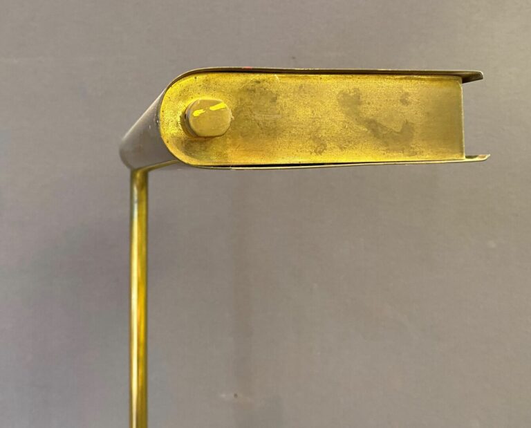 Lampadaire en métal doré à réflecteur orientable et base circulaire - H : 186 c…