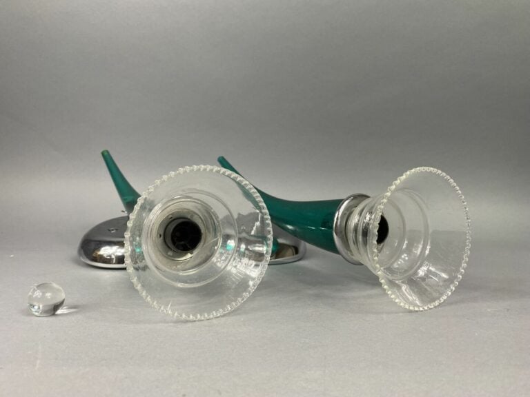 Paire d'appliques à une lumière en forme de corne en verre teinté vert et trans…