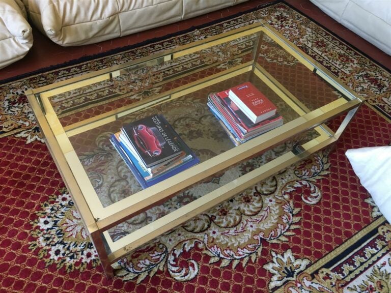 Table basse de forme rectangulaire en verre et métal, années 70. - Hauteur: 38…