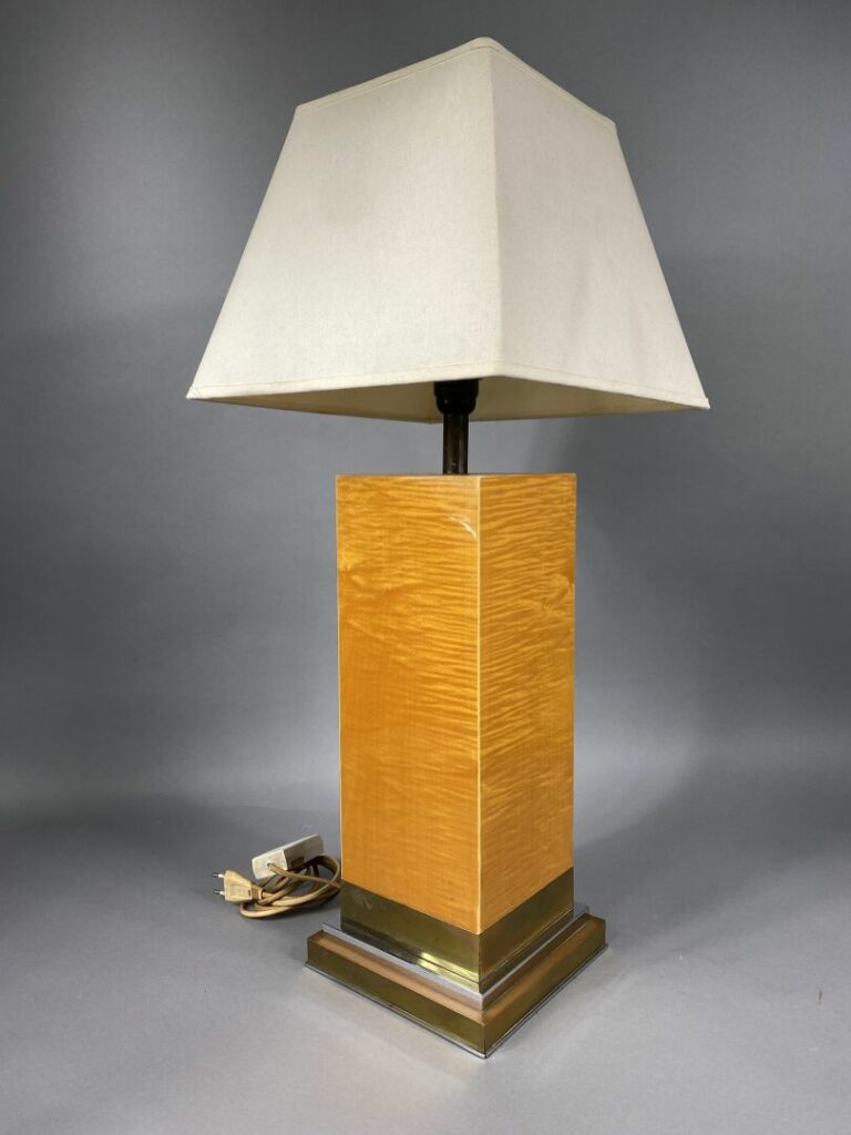 Travail du XXe siècle - Lampe en composition imitant le bois laqué - H : 54.5 c…