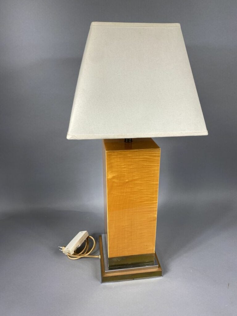 Travail du XXe siècle - Lampe en composition imitant le bois laqué - H : 54.5 c…