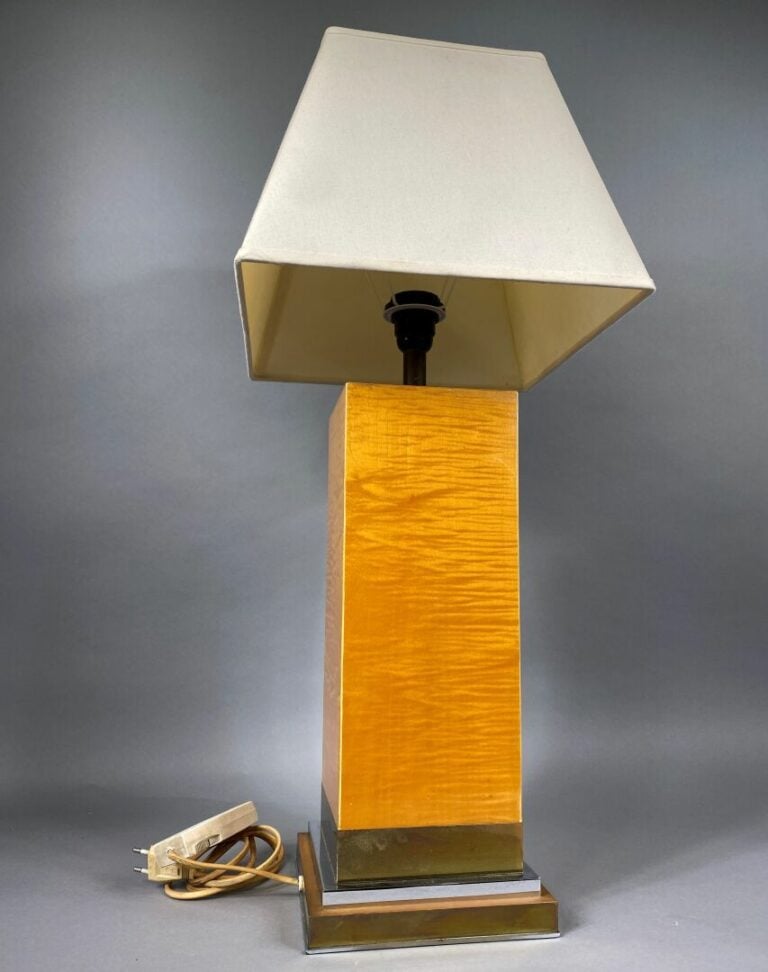 Travail du XXe siècle - Lampe en composition imitant le bois laqué - H : 54.5 c…