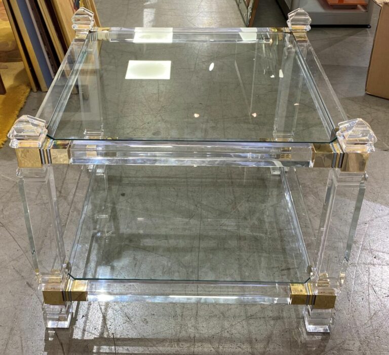 Travail du XXe siècle - Table basse de forme carrée en verre et plexiglas à deu…