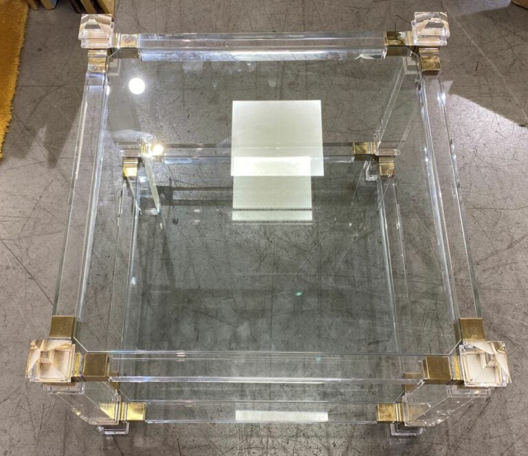 Travail du XXe siècle - Table basse de forme carrée en verre et plexiglas à deu…