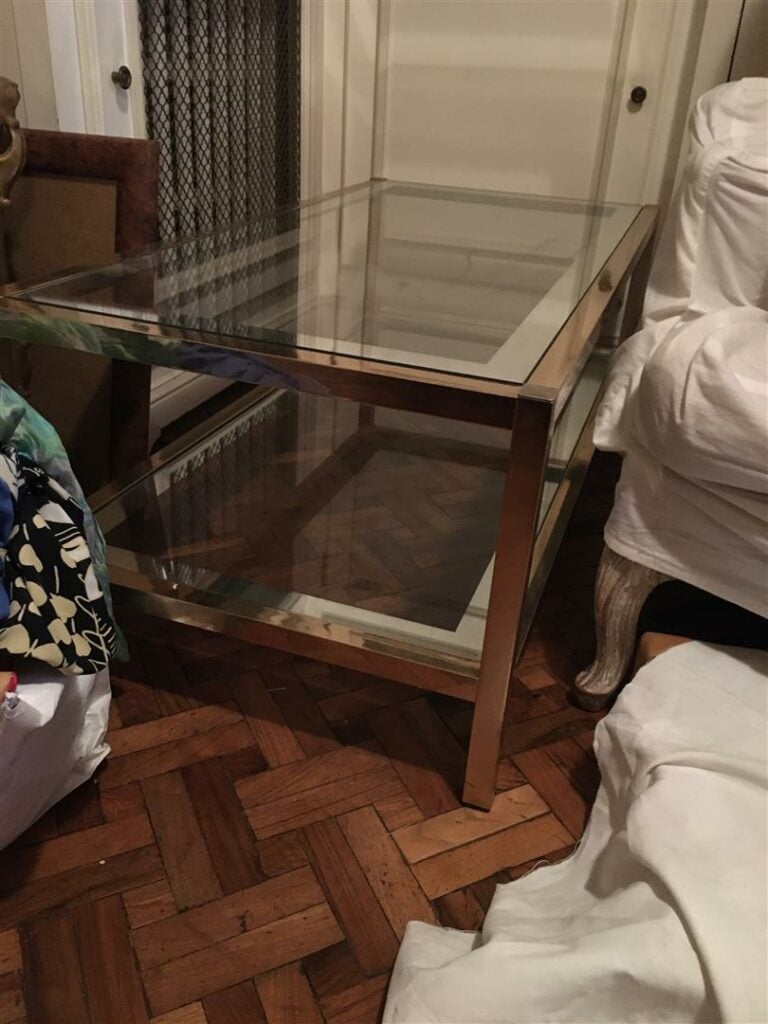 Table basse en métal et verre à deux plateaux.